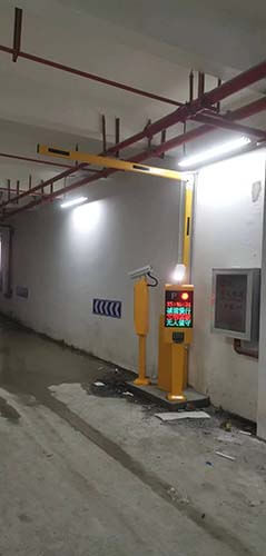 解密折臂道闸：如何选择适合的车牌识别系统？