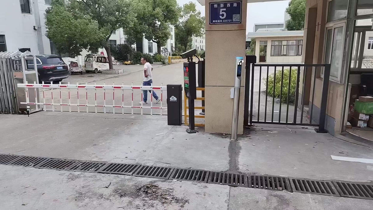 栅栏车牌识别系统-小区停车场自动升降栏杆道闸